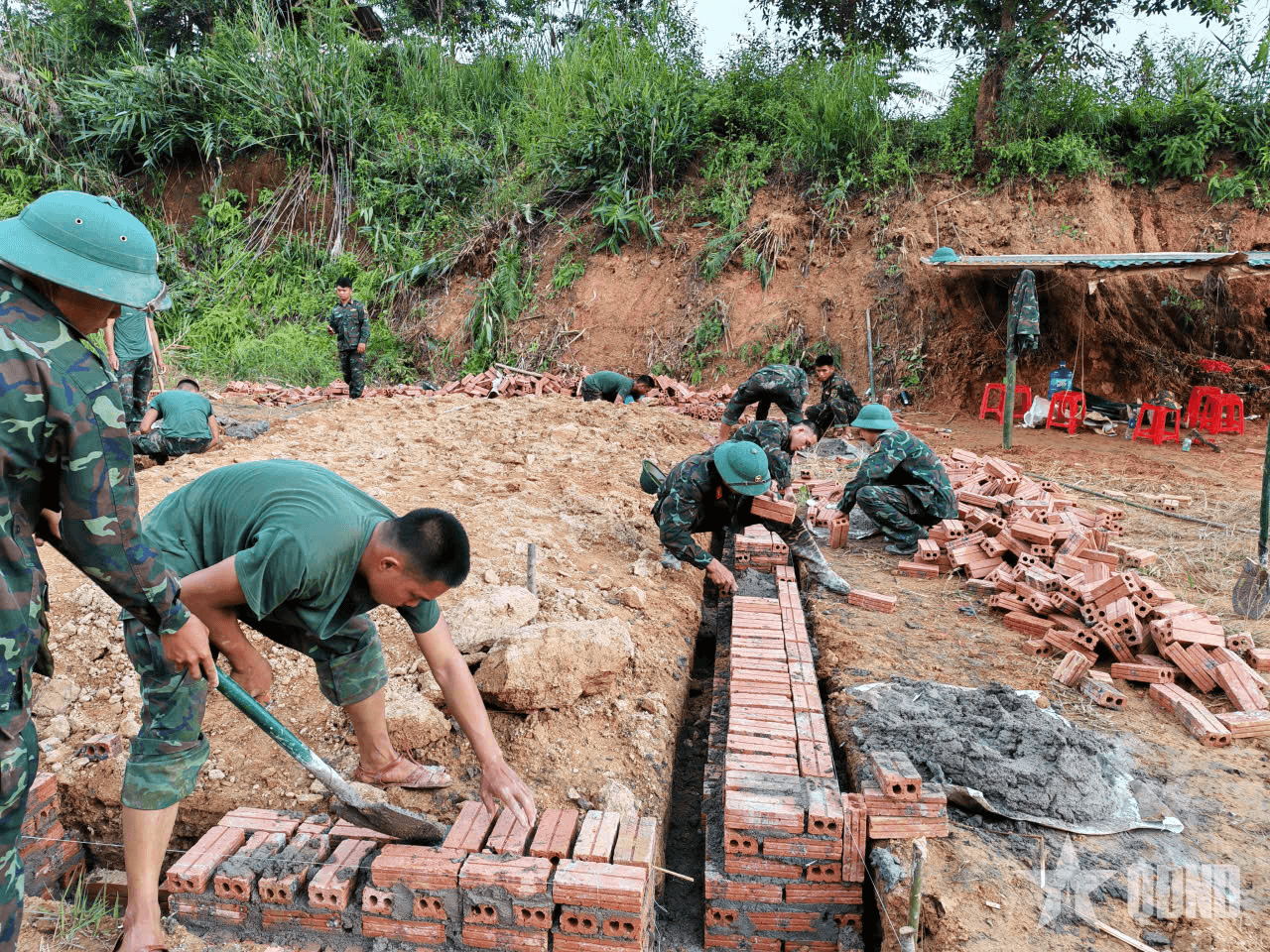 Cán bộ, chiến sĩ Trung đoàn 82 nỗ lực giúp dân xây dựng nhà ở sau mưa lũ