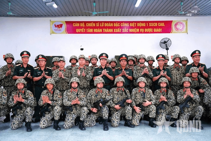 Đại tướng Nguyễn Tân Cương kiểm tra công tác SSCĐ của Lữ đoàn Đặc công Biệt động 1