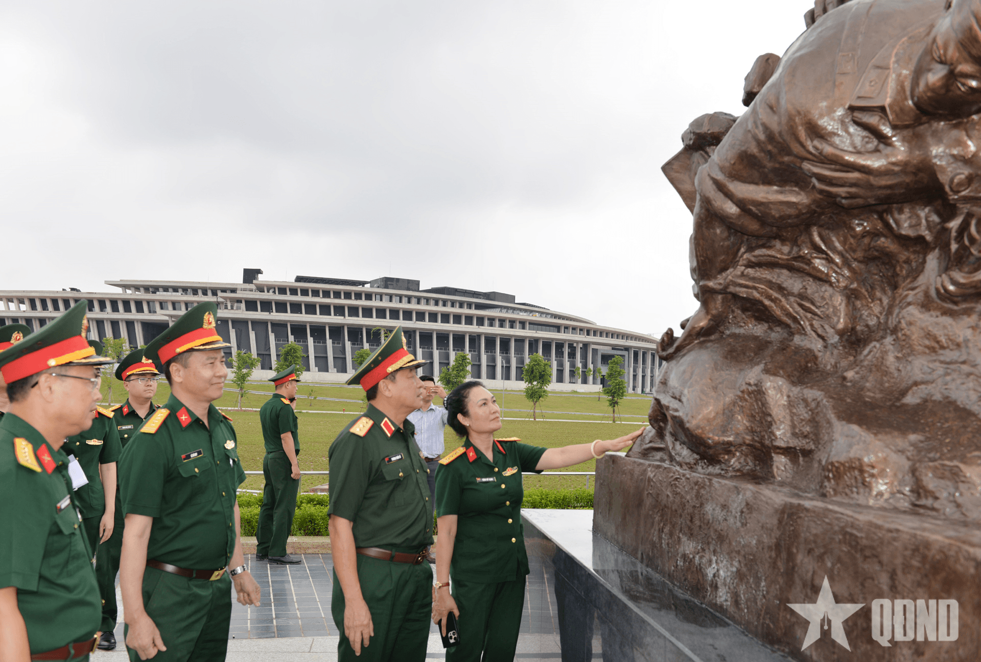 Chuẩn bị tốt công tác gắn biển công trình tưởng niệm chiến sĩ quốc tế tại Bảo tàng Lịch sử Quân sự Việt Nam