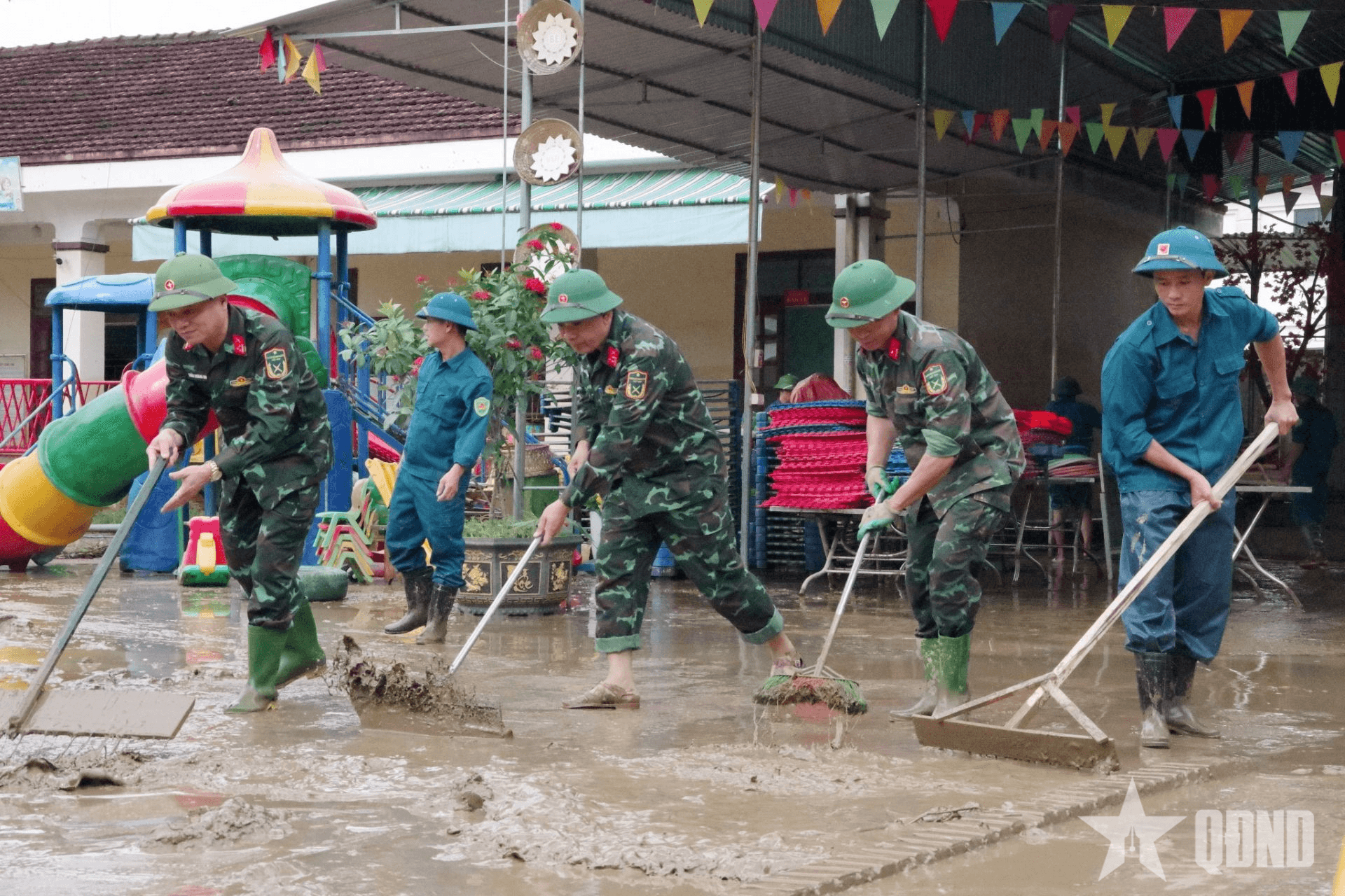 Lực lượng vũ trang tỉnh Nghệ An tích cực giúp nhân dân khắc phục hậu quả bão số 5