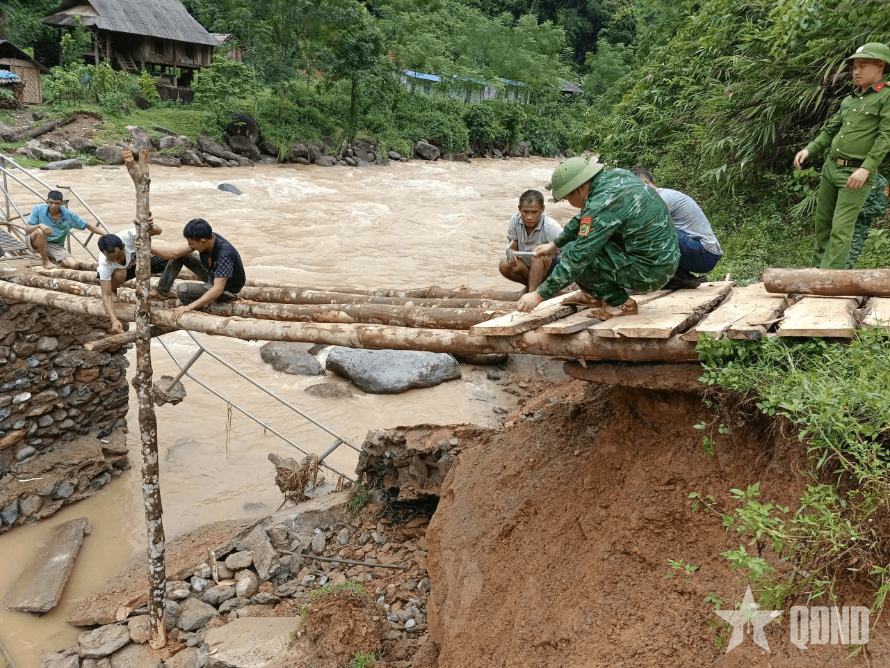 Bắc cầu tạm cứu trợ 42 hộ dân bị cô lập sau bão số 5