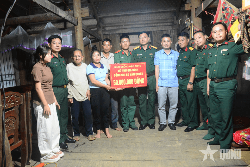 Binh chủng Đặc công trao hỗ trợ gia đình quân nhân bị thiệt hại do thiên tai