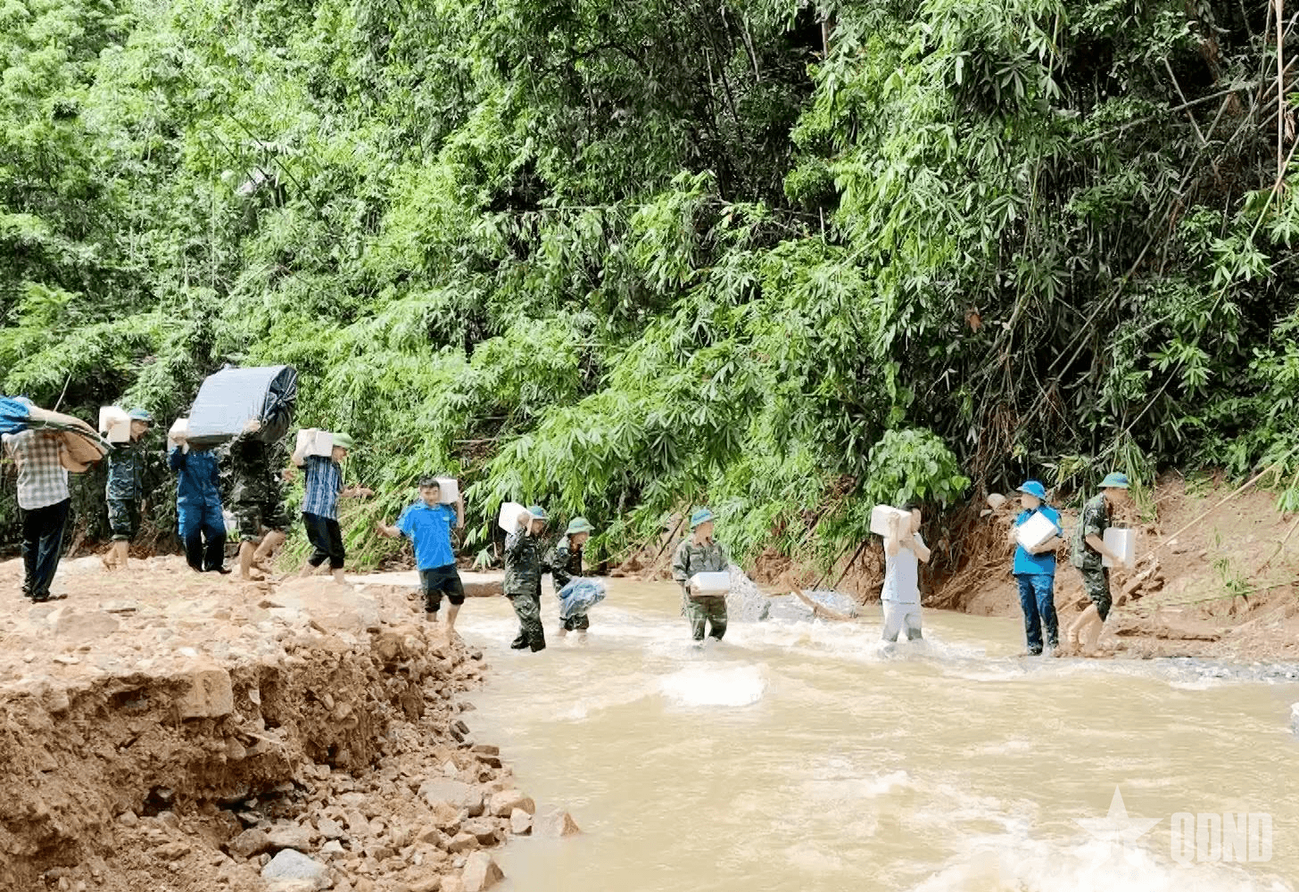 Dàn quân giúp dân chống lũ, "dọn bão"