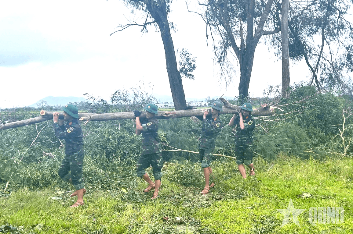 Hơn 100 cán bộ, chiến sĩ Trung đoàn 841 giúp các trường học khắc phục hậu quả bão số 5
