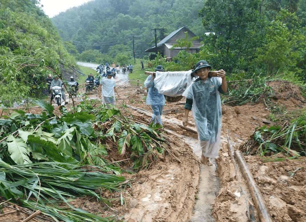 Thanh Hóa: Dùng võng gánh người dân vượt 30km đi cấp cứu