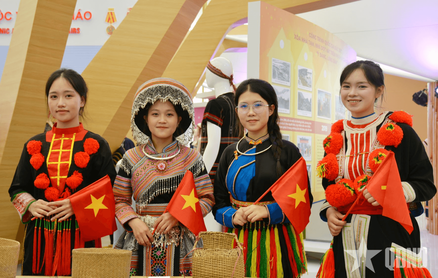 Rực rỡ sắc màu các dân tộc tại không gian trưng bày của Bộ Dân tộc và Tôn giáo