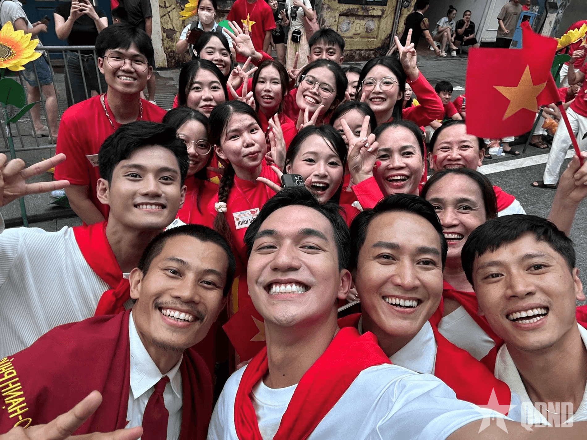 Diễn viên Phương Nam trong “Mưa đỏ”: Hạnh phúc dâng trào khi khán giả gọi “Anh Tạ! Anh Tạ!”