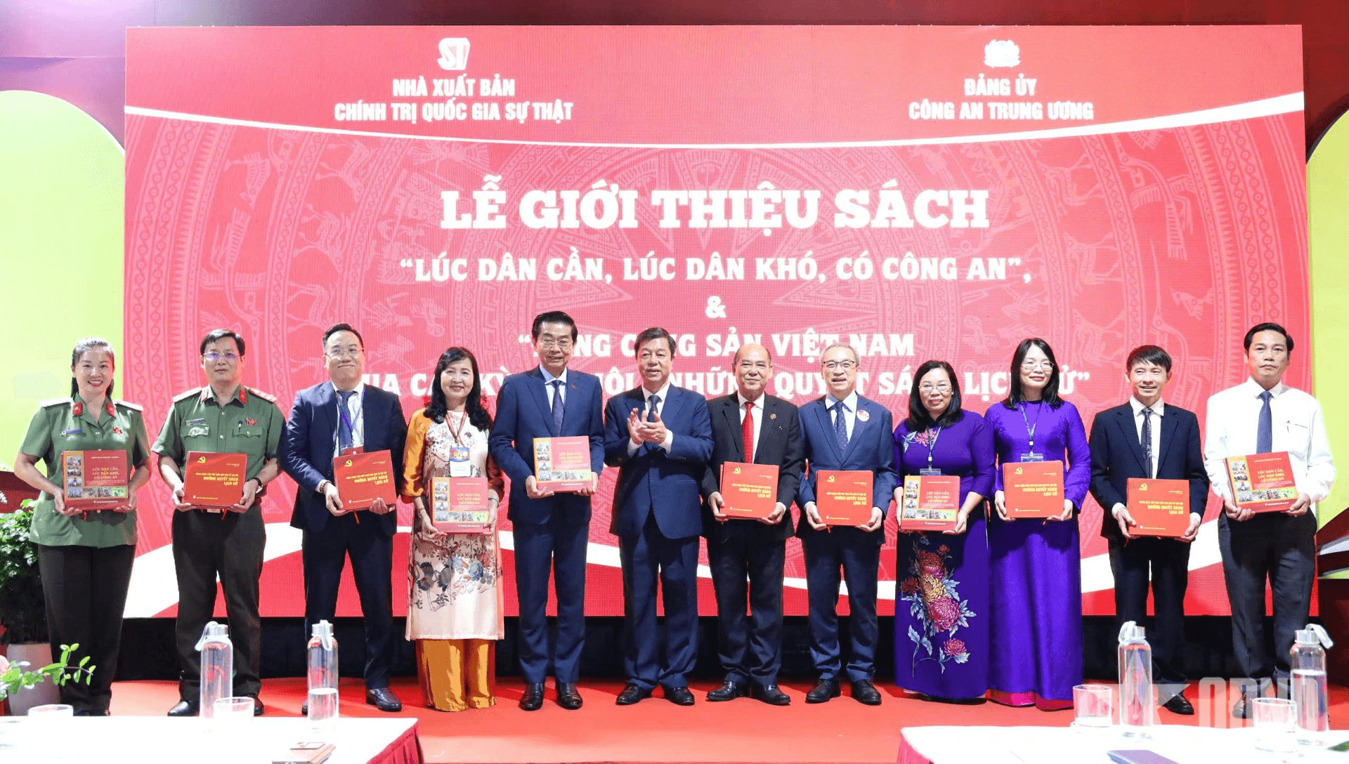Nhà xuất bản Chính trị quốc gia Sự thật giới thiệu hai cuốn sách hướng tới Đại hội Đảng toàn quốc