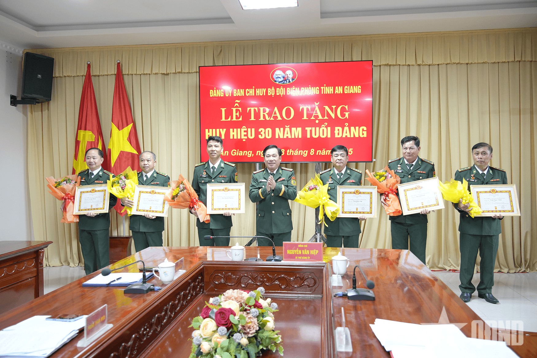 7 đảng viên Biên phòng An Giang nhận Huy hiệu 30 năm tuổi Đảng