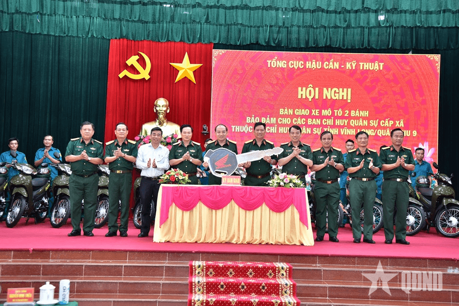 Tổng cục Hậu cần - Kỹ thuật: Bàn giao xe mô tô 2 bánh tại tỉnh Vĩnh Long