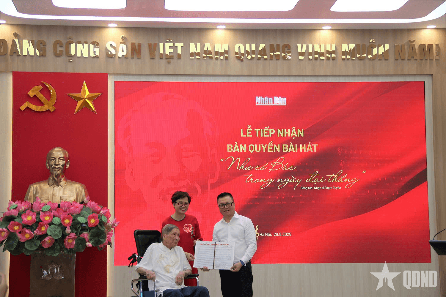 Nhạc sĩ Phạm Tuyên trao tặng bài hát “Như có Bác trong ngày đại thắng” cho Báo Nhân Dân