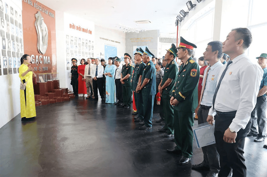 Dâng hương tưởng niệm các chiến sĩ Gạc Ma và Khu tưởng niệm Chủ tịch Hồ Chí Minh