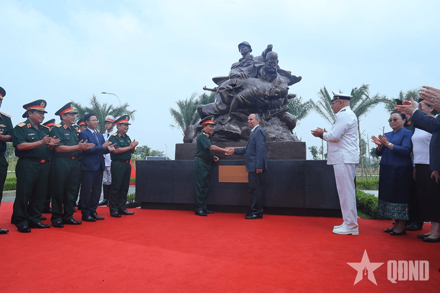 Thượng tướng Hoàng Xuân Chiến chủ trì lễ gắn biển công trình tưởng niệm chiến sĩ quốc tế tại Bảo tàng Lịch sử Quân sự Việt Nam