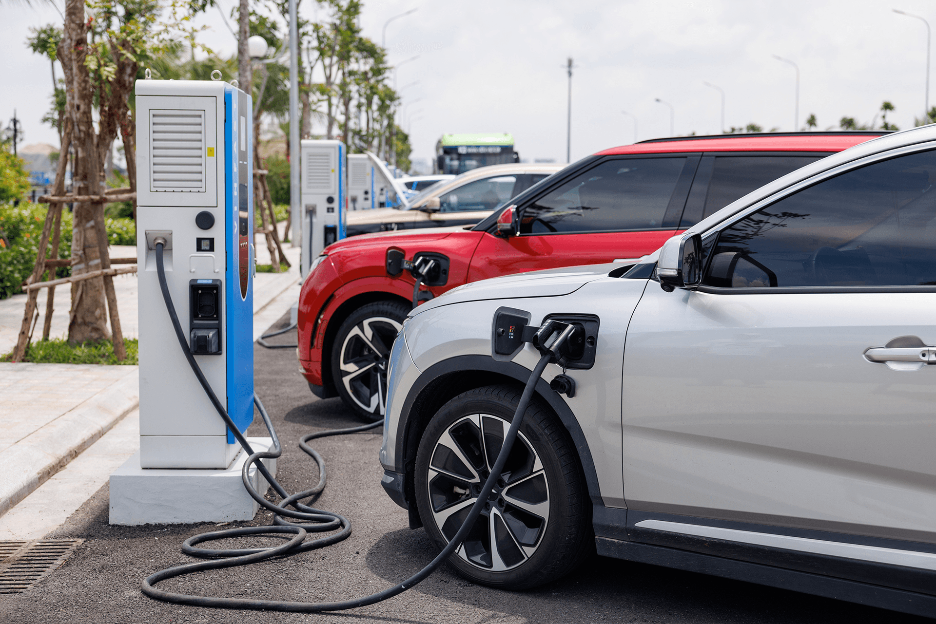V-Green đưa vào vận hành trạm sạc xe điện lớn nhất cả nước tại Trung tâm Triển lãm Việt Nam