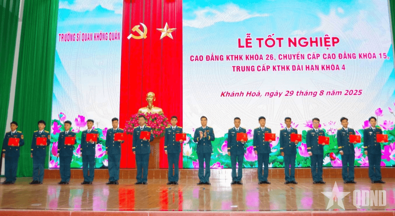 Trường Sĩ quan Không quân tổ chức Lễ tốt nghiệp cho 3 khóa đào tạo nhân viên chuyên môn kỹ thuật hàng không