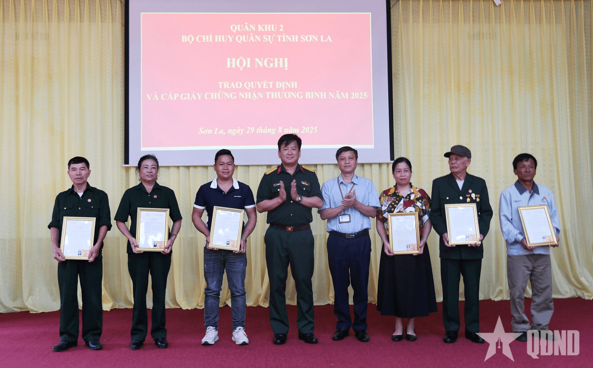 Bộ CHQS tỉnh Sơn La trao quyết định cấp giấy chứng nhận thương binh năm 2025