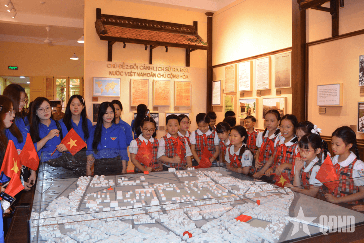 Bồi đắp tình yêu nước qua những “địa chỉ đỏ”