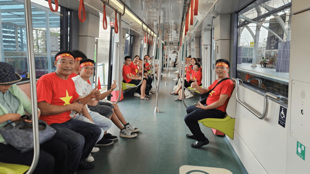 Tàu điện hút khách dịp Quốc khánh