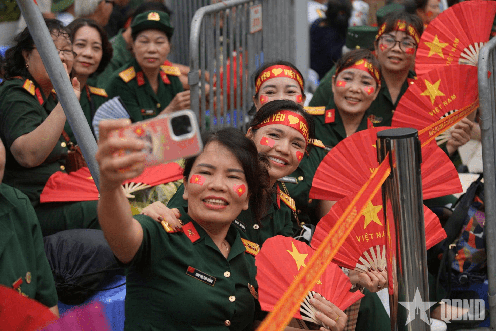 Niềm vui của những cựu chiến binh chờ theo dõi diễu binh, diễu hành
