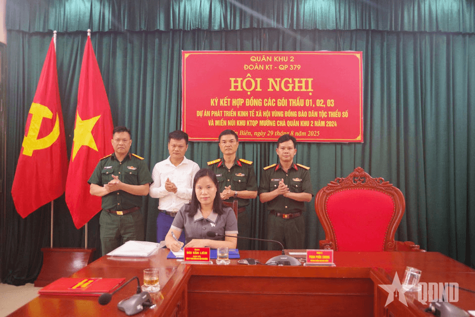 Ký kết hợp đồng các gói thầu dự án phát triển kinh tế, xã hội vùng đồng bào dân tộc thiểu số năm 2025