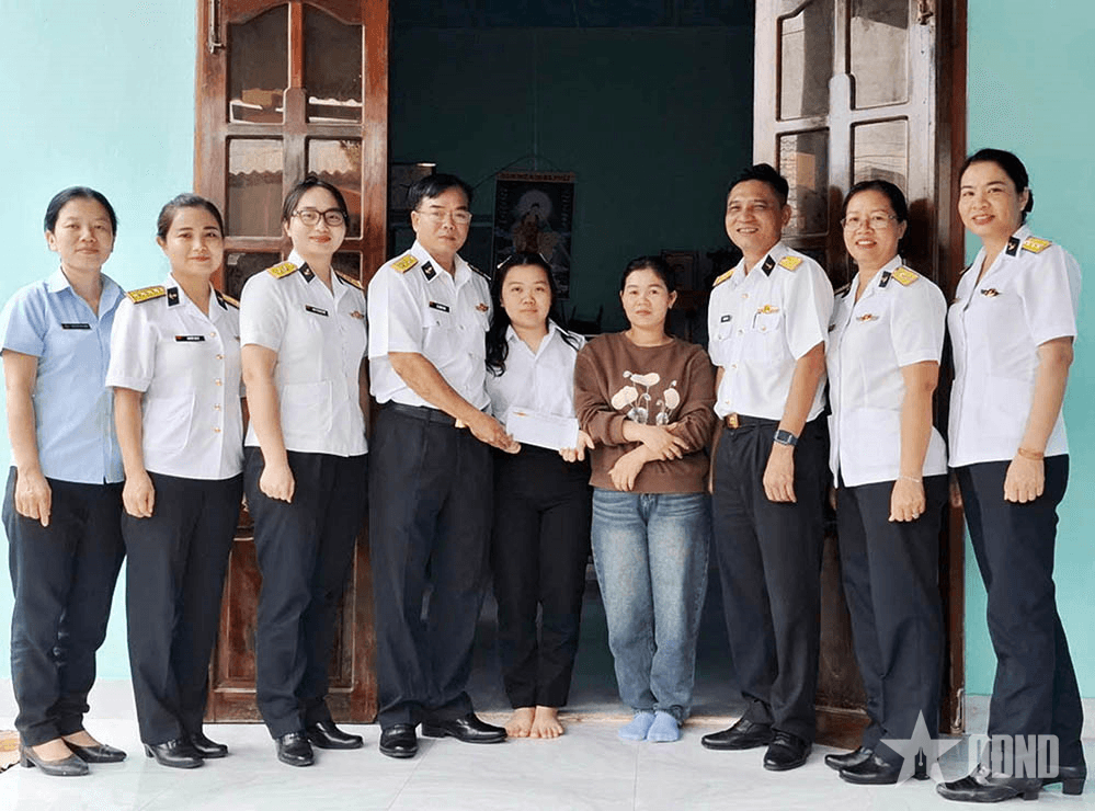 Hải đoàn 129 Hải quân tặng quà con của ngư dân