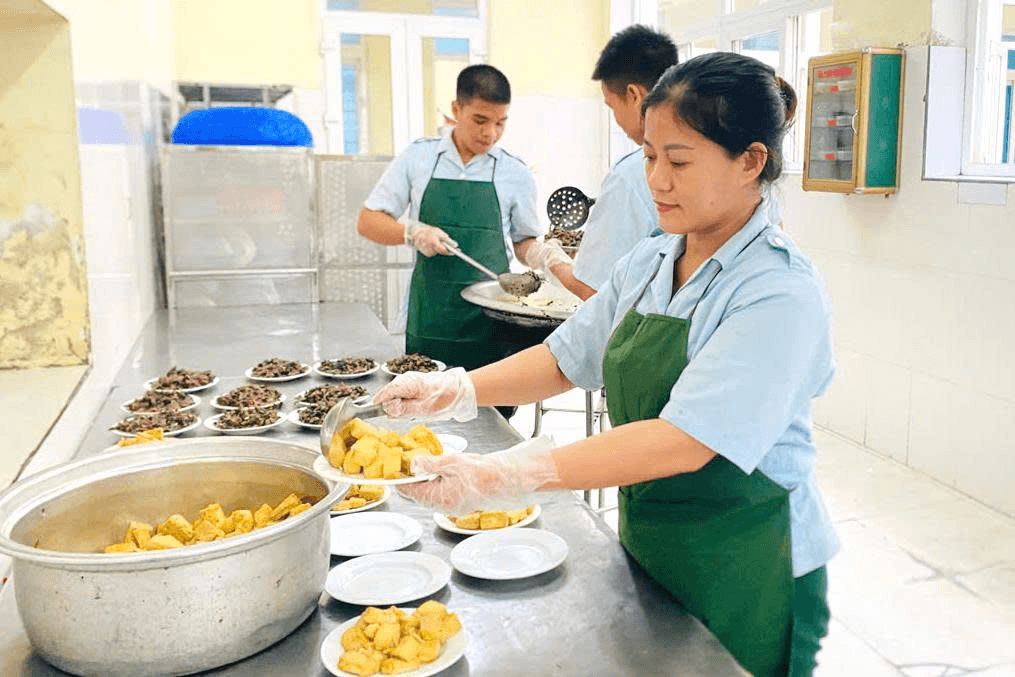 Chị nuôi quân thắp lửa yêu thương