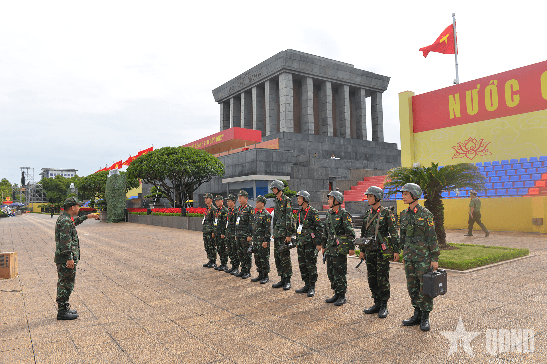 Bầu không khí khẩn trương trước tổng duyệt lễ kỷ niệm, diễu binh, diễu hành tại Quảng trường Ba Đình