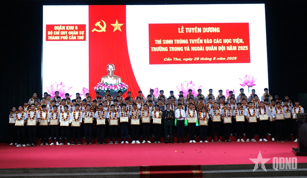 Bộ CHQS TP Cần Thơ: Tuyên dương học sinh trúng tuyển vào các học viện, trường trong và ngoài Quân đội