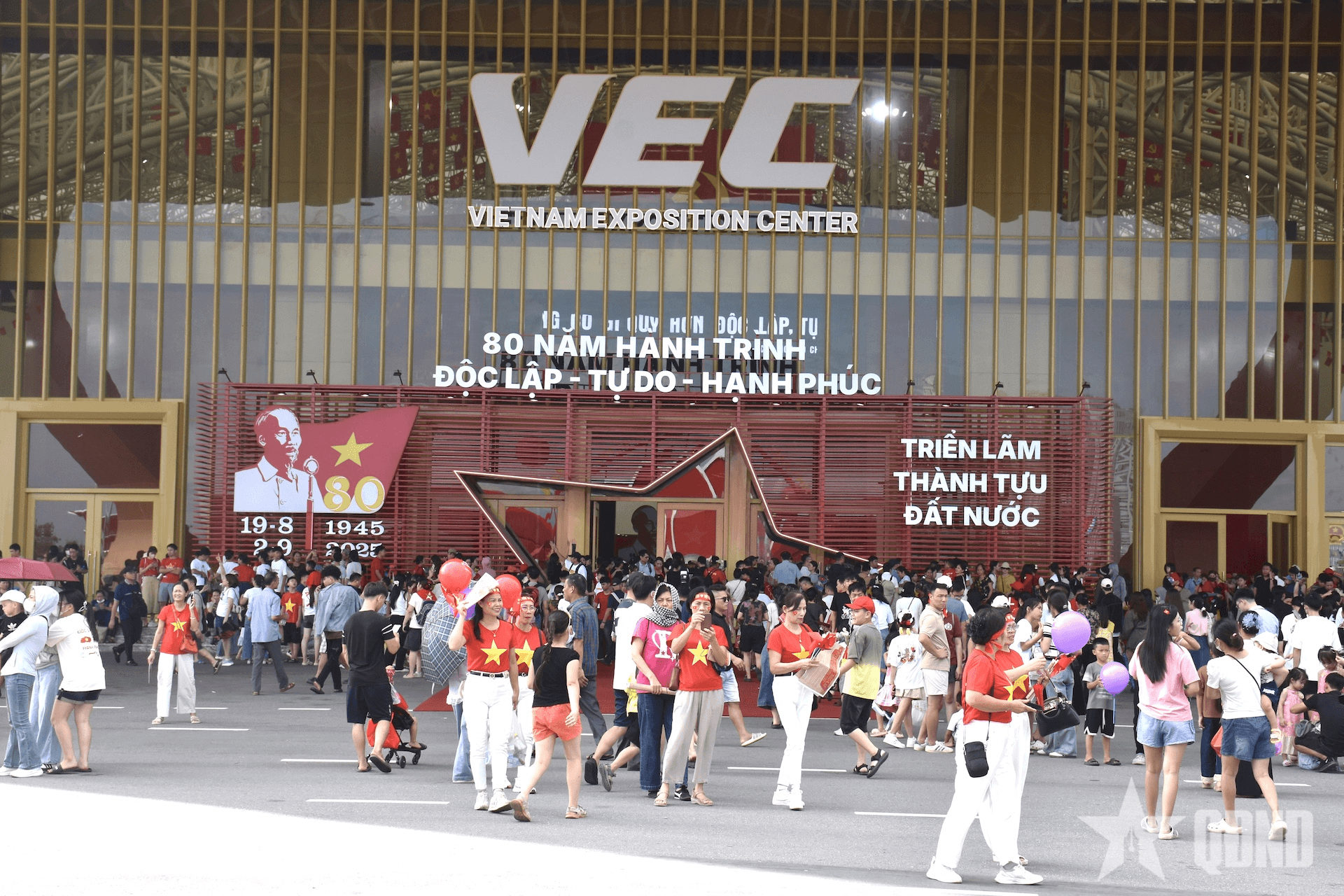 Hàng chục vạn người dân tham quan Triển lãm thành tựu đất nước tại Đông Anh