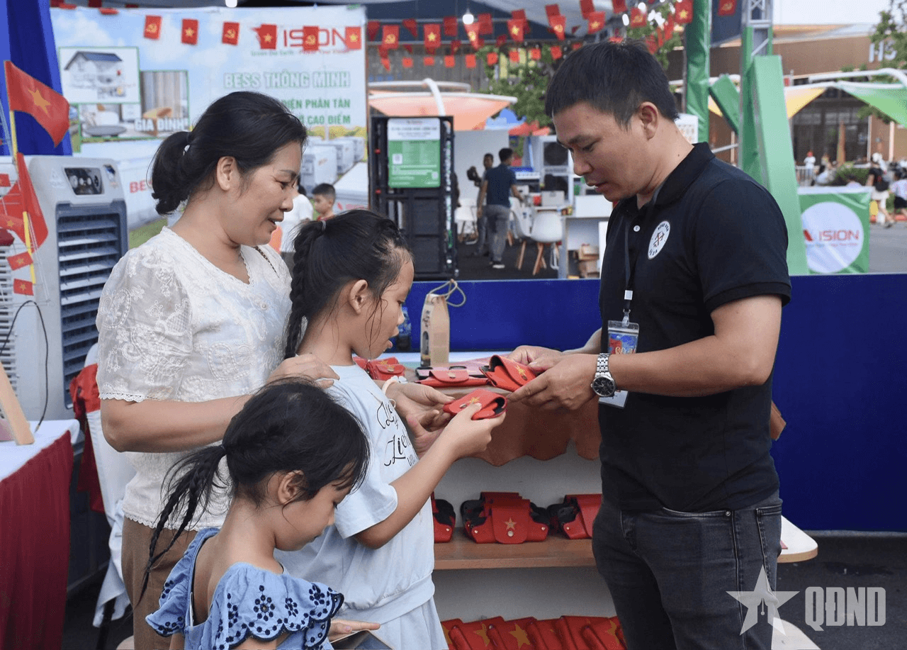 Gian trưng bày sản phẩm của người khuyết tật gây ấn tượng tại Triển lãm thành tựu đất nước