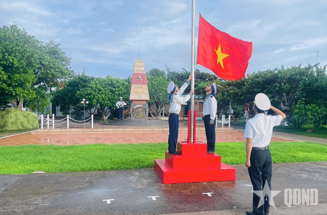 Lá chắn thép nơi đầu sóng hướng về ngày Quốc khánh 2-9