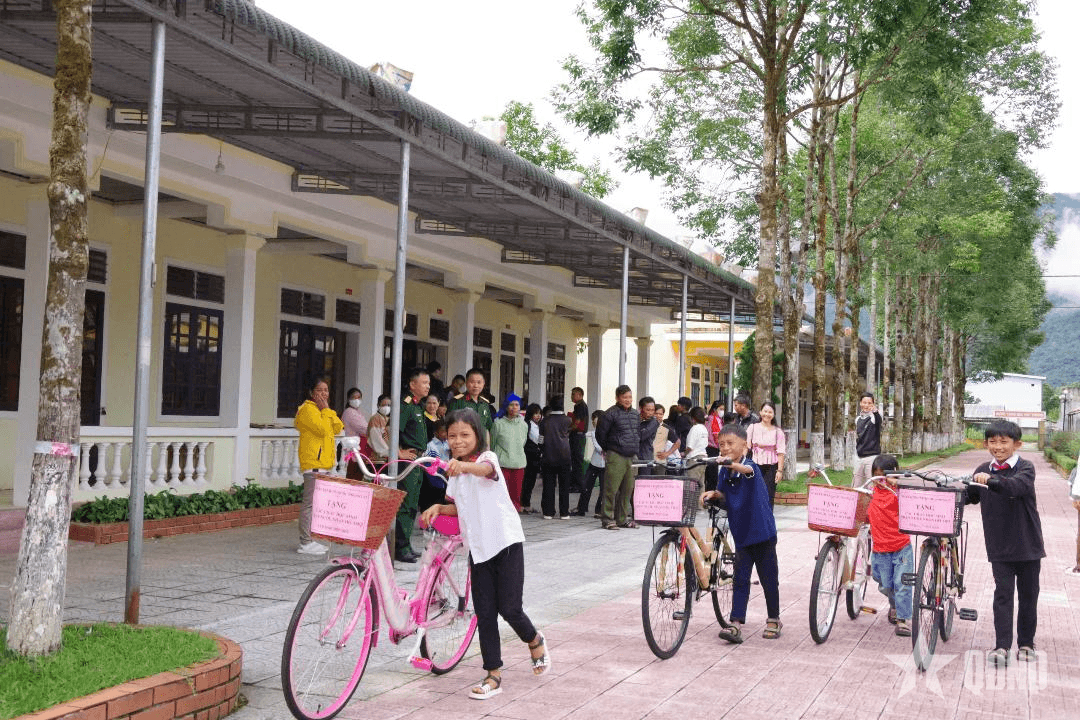 Tiếp sức đến trường cho học sinh biên giới