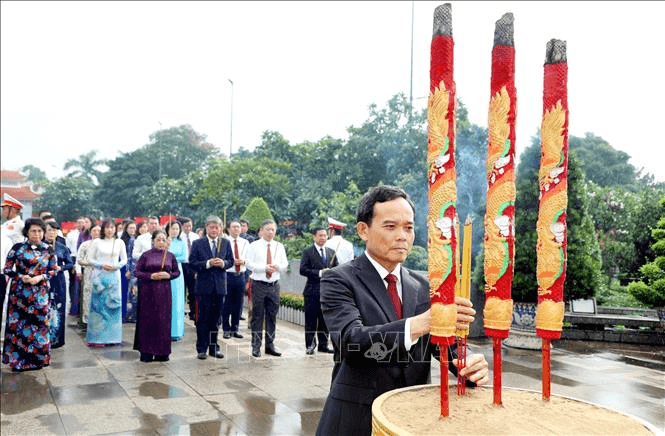 Lãnh đạo TP Hồ Chí Minh dâng hương tưởng niệm Chủ tịch Hồ Chí Minh, Chủ tịch Tôn Đức Thắng