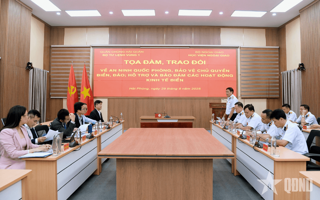 Đoàn cán bộ của Học viện Ngoại giao khảo sát thực tế tại Bộ tư lệnh Vùng 1 Hải quân