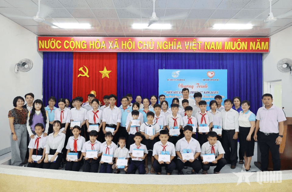 Nâng bước trẻ em mồ côi tới trường