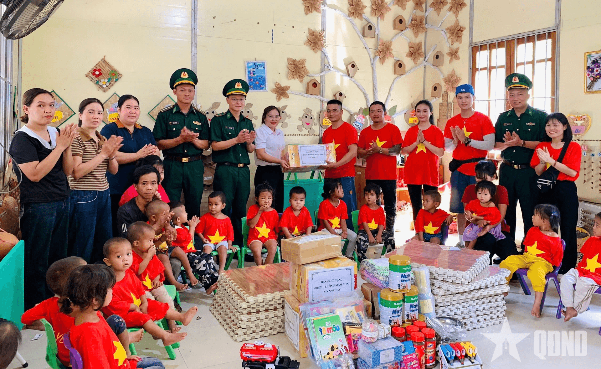 Đồn Biên phòng Pa Tần tặng quà học sinh và nhân dân xã Pa Tần (tỉnh Lai Châu)