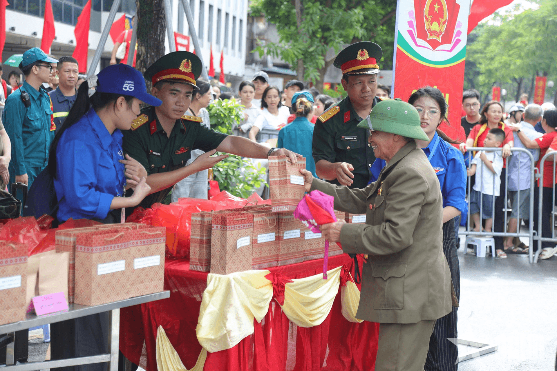 Thắm tình quân dân trong ngày vui lớn