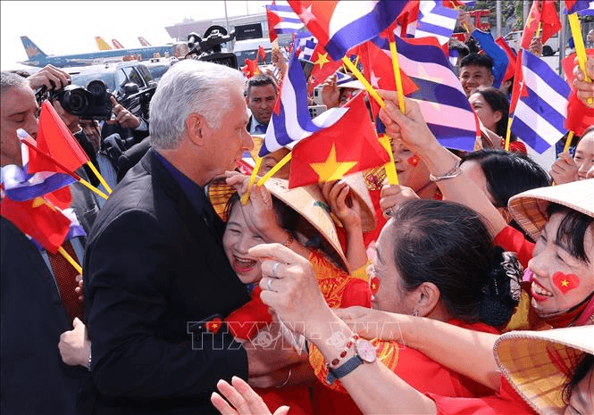Bí thư thứ Nhất, Chủ tịch nước Cuba và phu nhân đến Hà Nội, bắt đầu thăm cấp Nhà nước, dự Lễ kỷ niệm 80 năm Quốc khánh Việt Nam