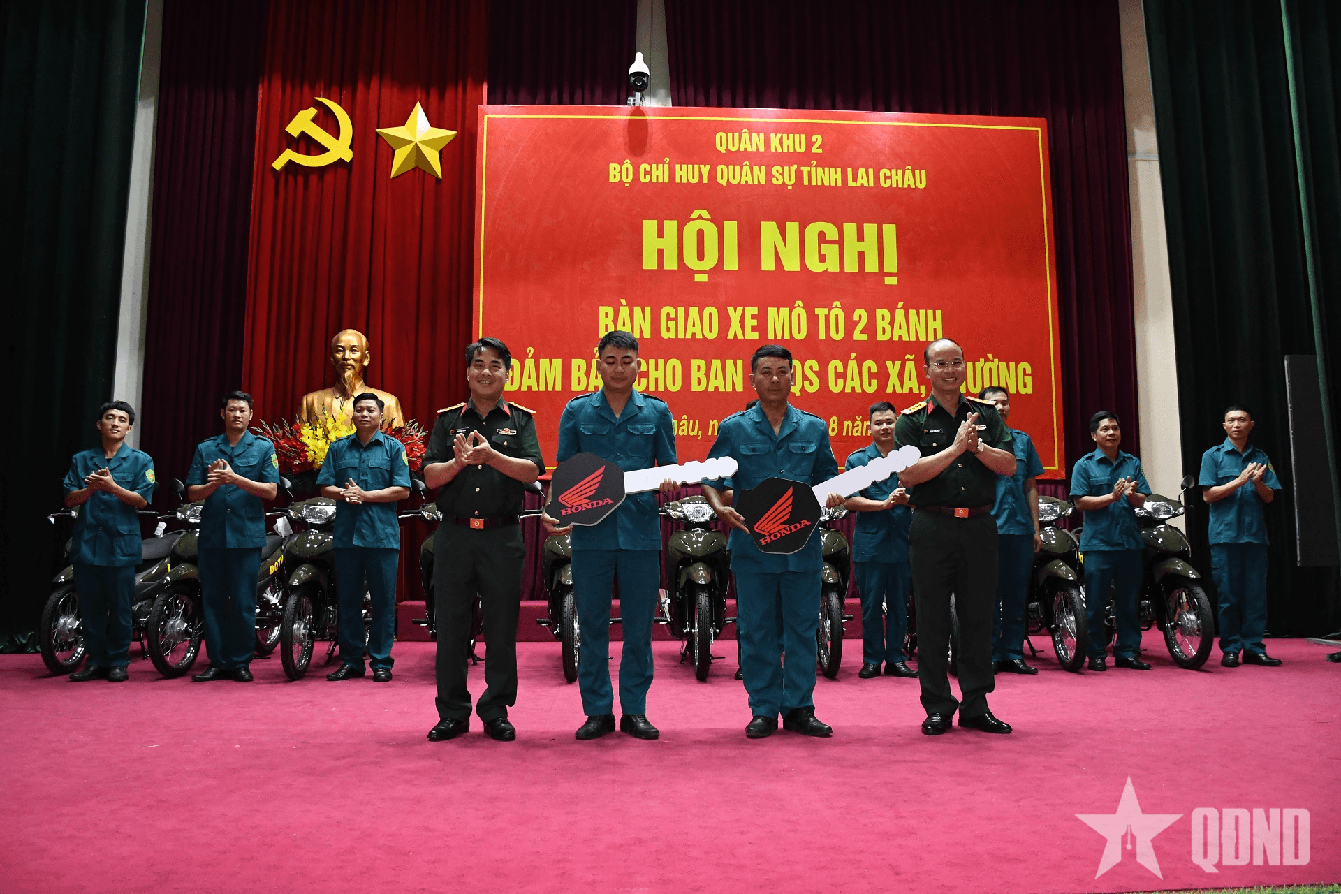 Lai Châu: Bàn giao xe mô tô 2 bánh cho Ban CHQS cấp xã