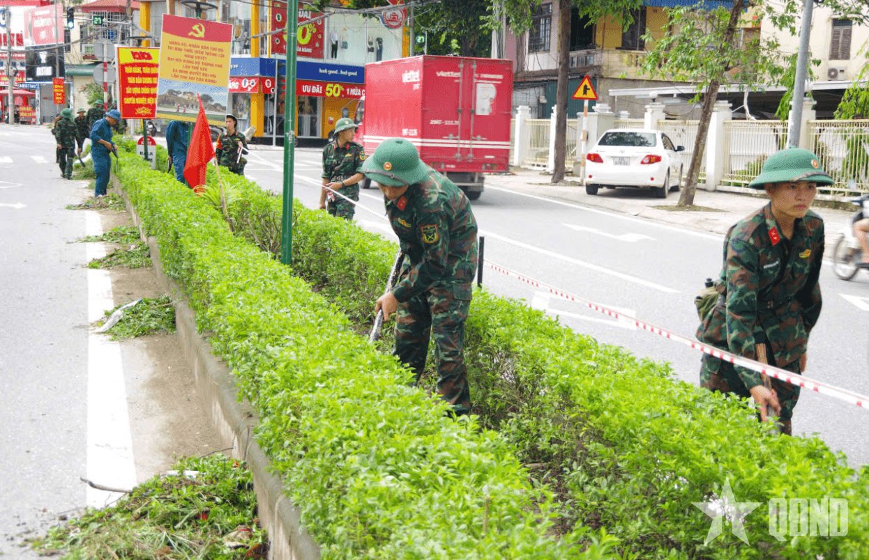 Bộ đội Thủ đô thi đua "Phất cao cờ hồng tháng Tám"
