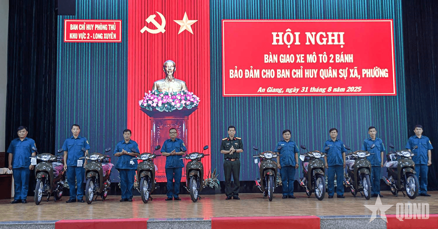 An Giang: Bàn giao xe mô tô hai bánh cho Ban CHQS cấp xã