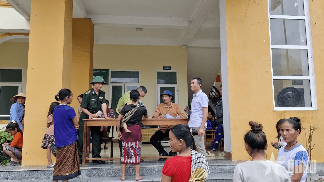 Bộ đội Biên phòng tỉnh Quảng Trị phối hợp trao quà Tết Độc lập đến người dân vùng lũ