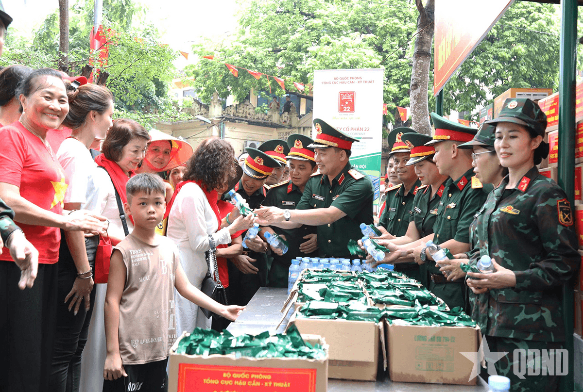 Hơn 50.000 suất lương khô tặng người dân xem diễu binh, diễu hành