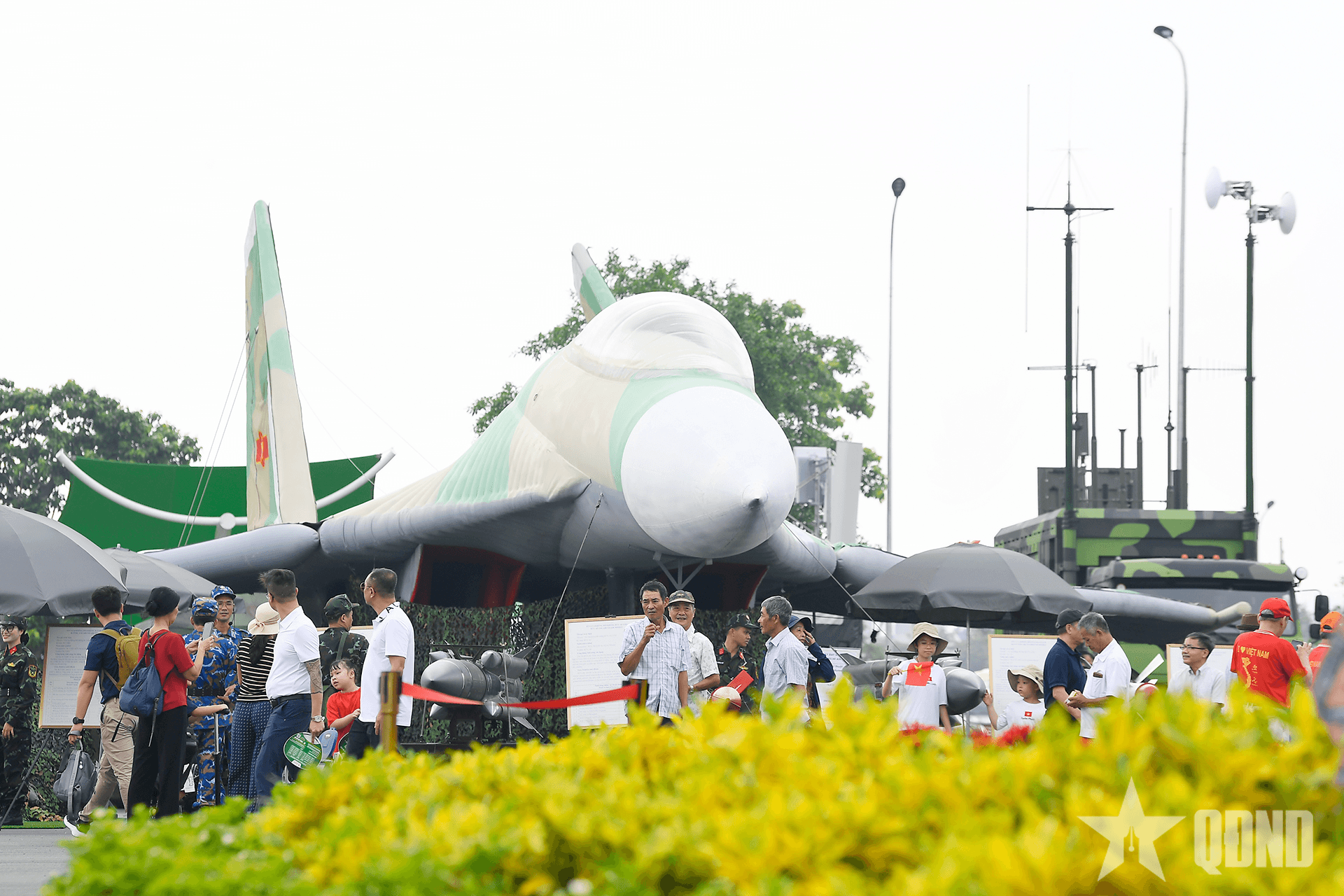 Tiêm kích Su-30 “giả mà thật” tại Triển lãm thành tựu đất nước