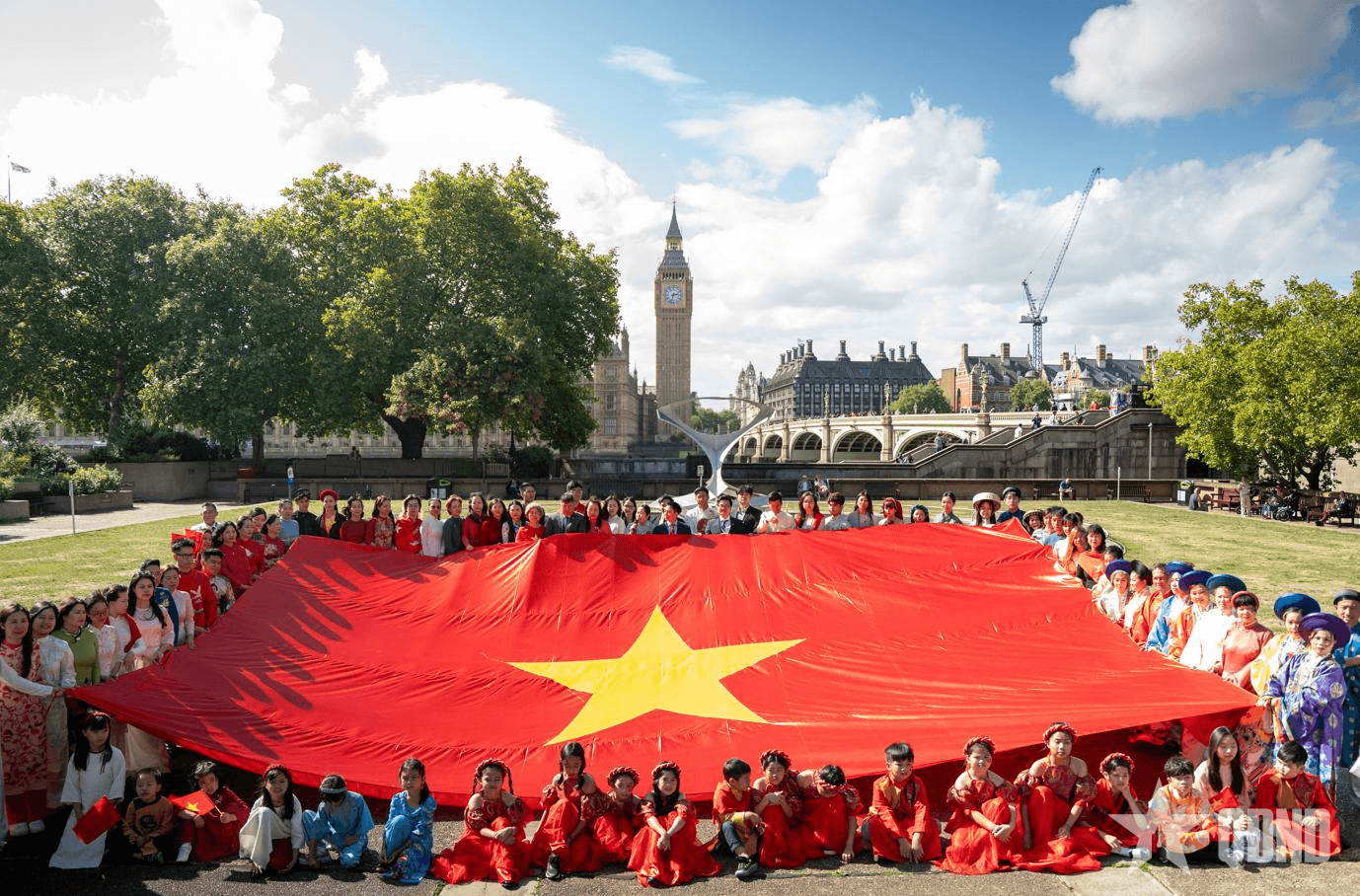 Việt phục bộ hành London 2025 - Hướng về Tổ quốc từ phương xa