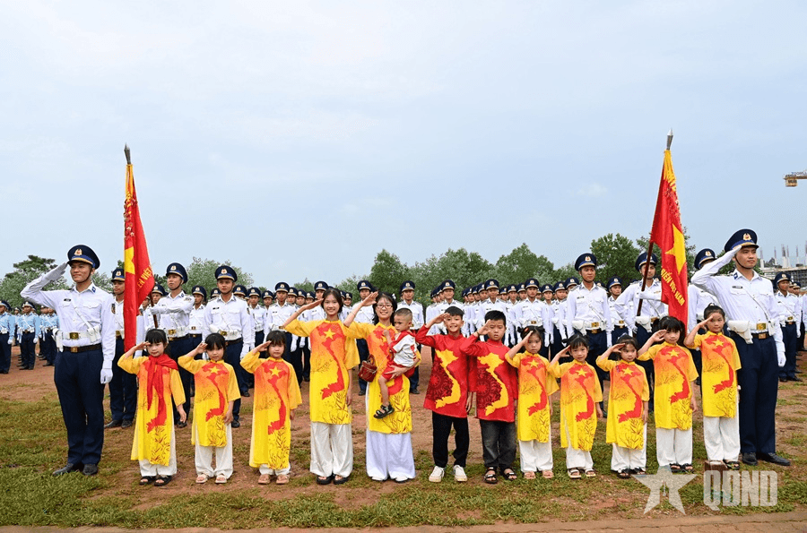 Nhân dân cổ vũ, động viên các lực lượng diễu binh, diễu hành của Quân khu 2 trước khi cơ động thực hiện nhiệm vụ