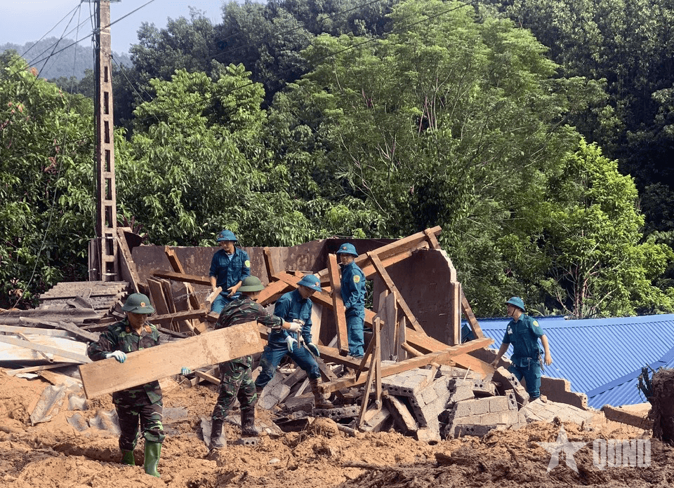 Lực lượng vũ trang tỉnh Thanh Hóa nỗ lực giúp đỡ nhân dân vùng lũ