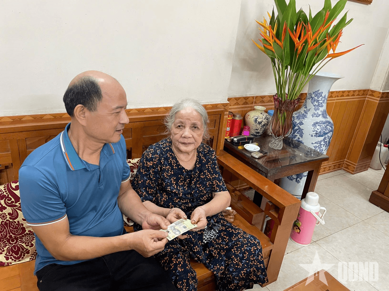 Người dân Thủ đô phấn khởi nhận quà Tết Độc lập