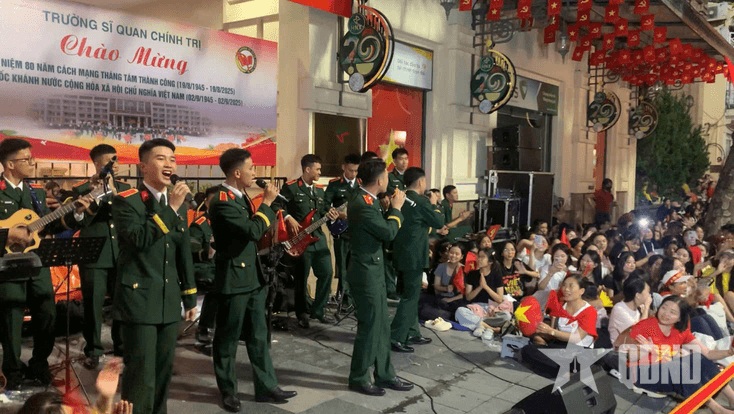 Tuổi trẻ Trường Sĩ quan Chính trị nhiệt huyết trình diễn văn nghệ trước giờ Đại lễ