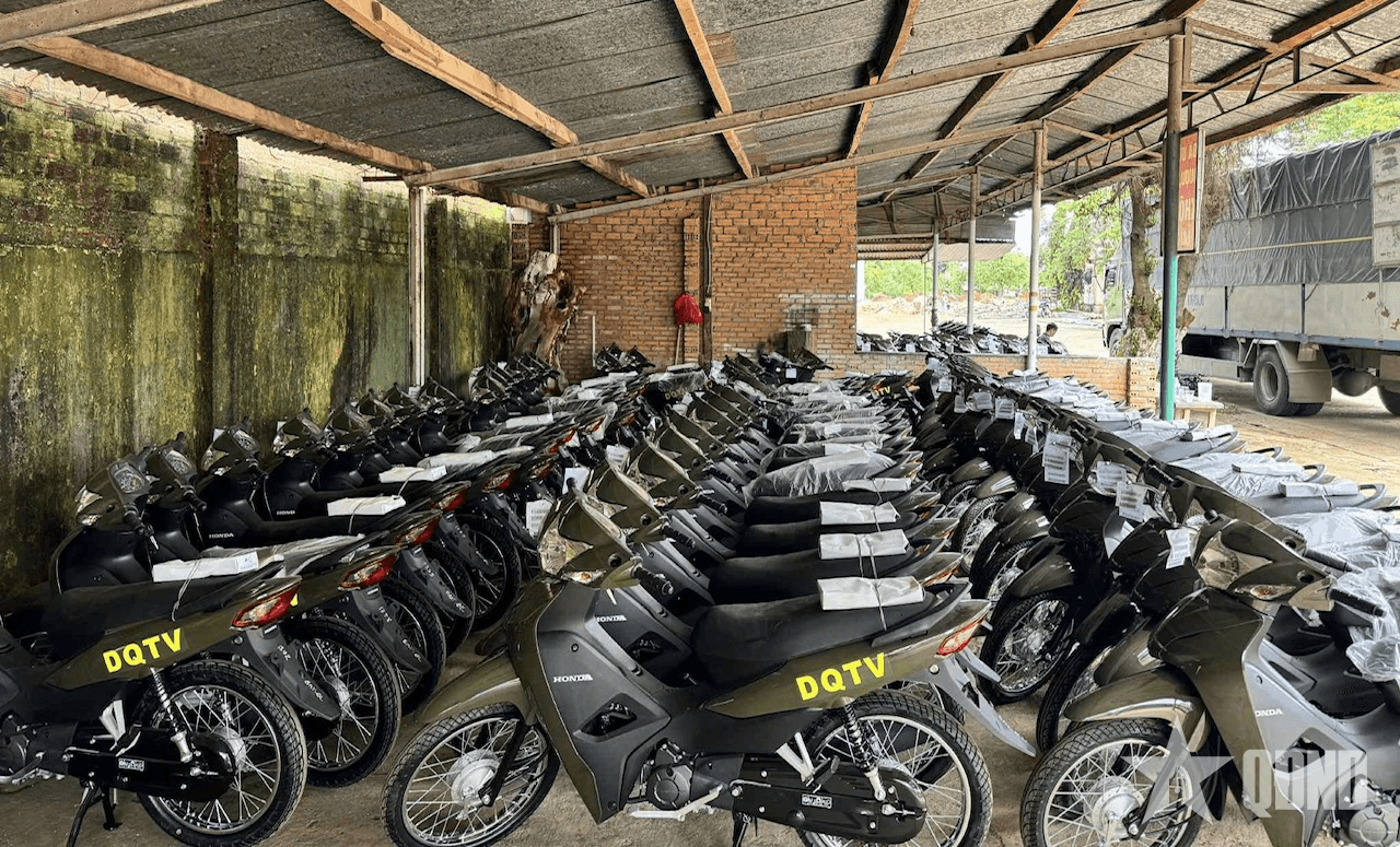 Các đơn vị bàn giao xe mô tô cho ban CHQS cấp xã